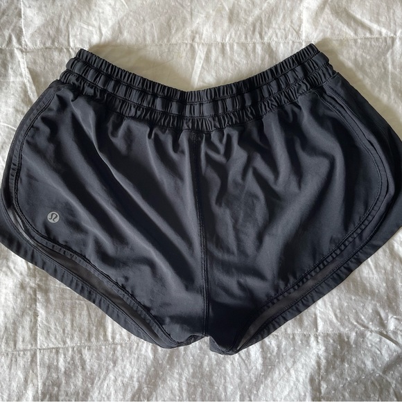 Lululemon hotty hot shorts 2.5” size 8 - Picture 2 of 4